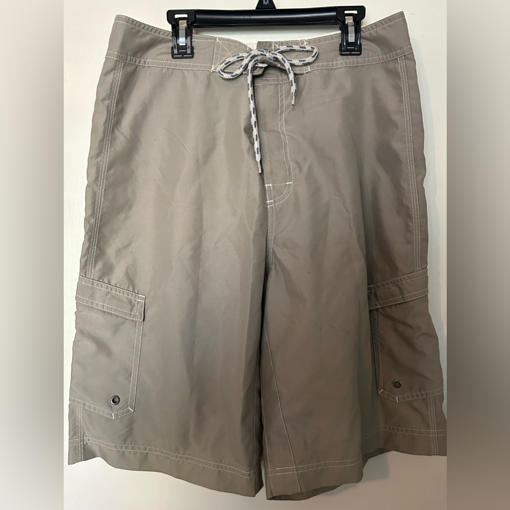 Old Navy Men’s tan cargo style swimsuit/board shorts size M
